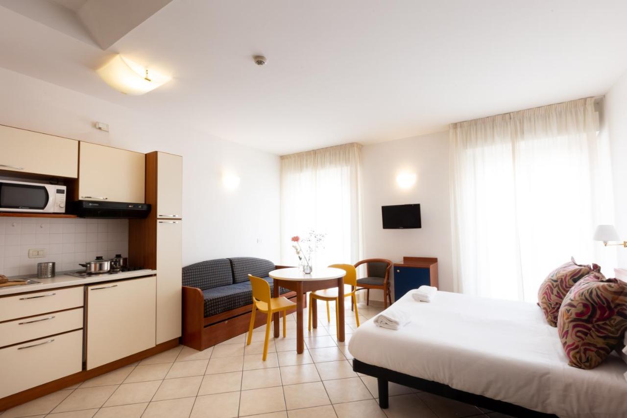 Residence Mimosa Римини Екстериор снимка