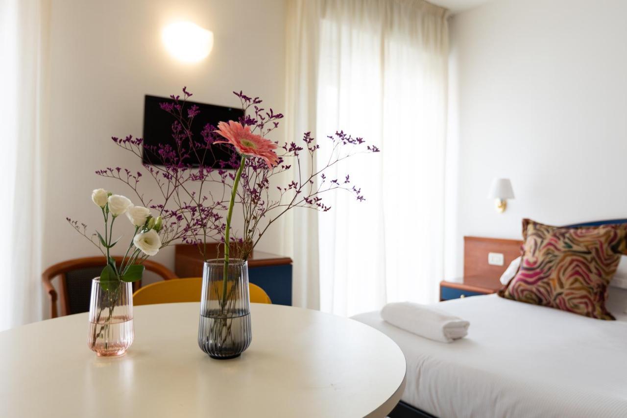 Residence Mimosa Римини Екстериор снимка
