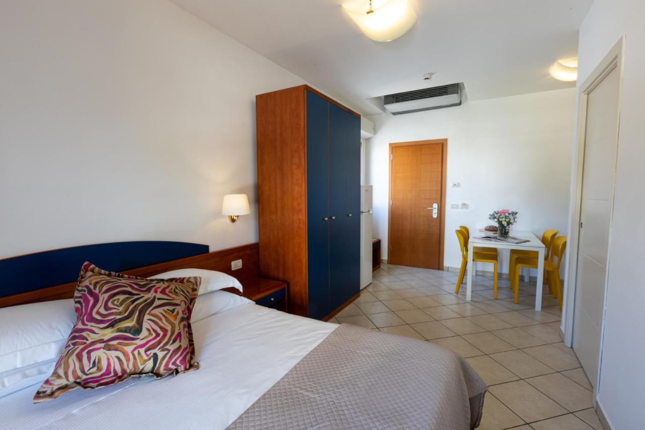 Residence Mimosa Римини Екстериор снимка