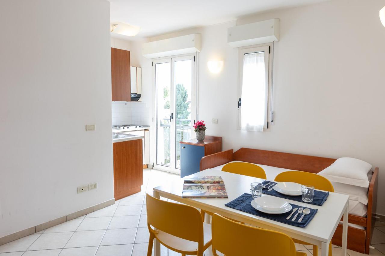 Residence Mimosa Римини Екстериор снимка