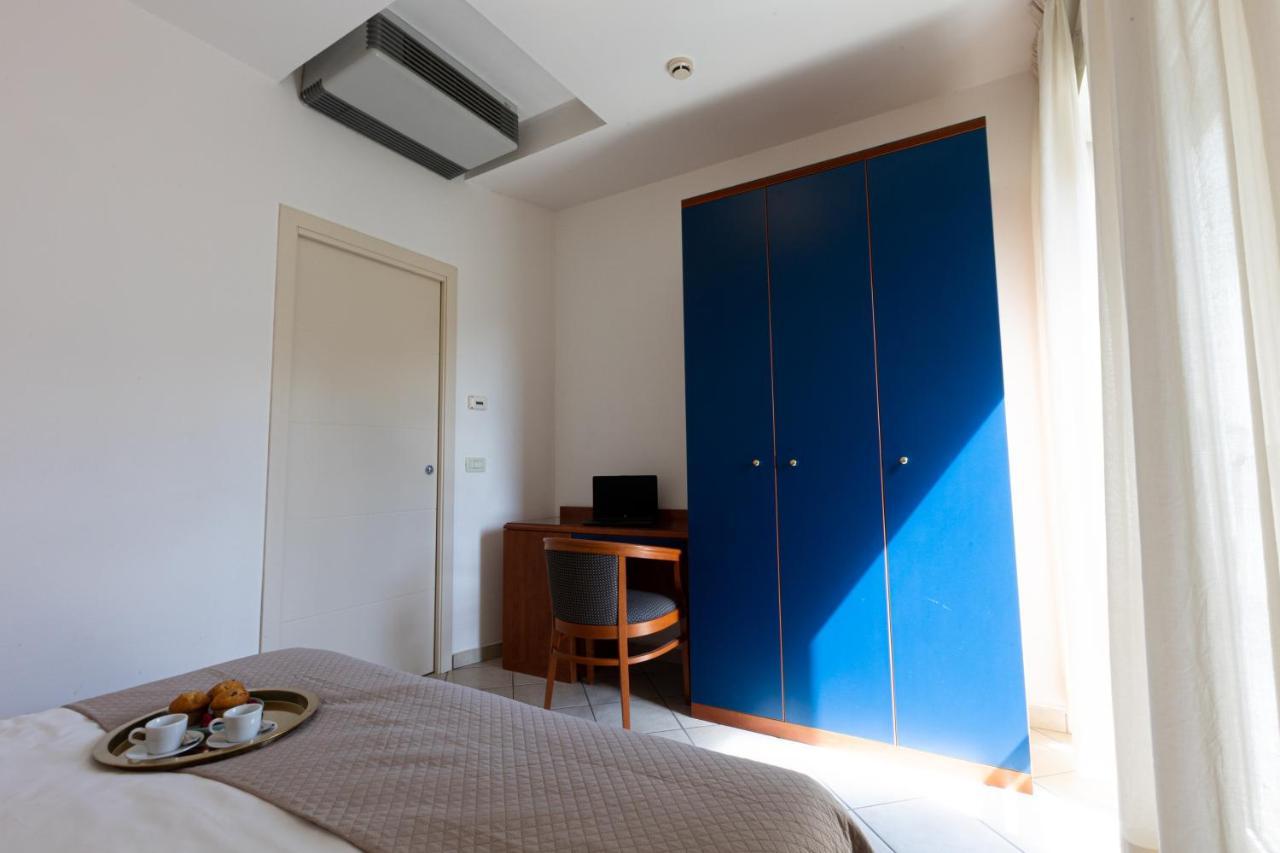 Residence Mimosa Римини Екстериор снимка